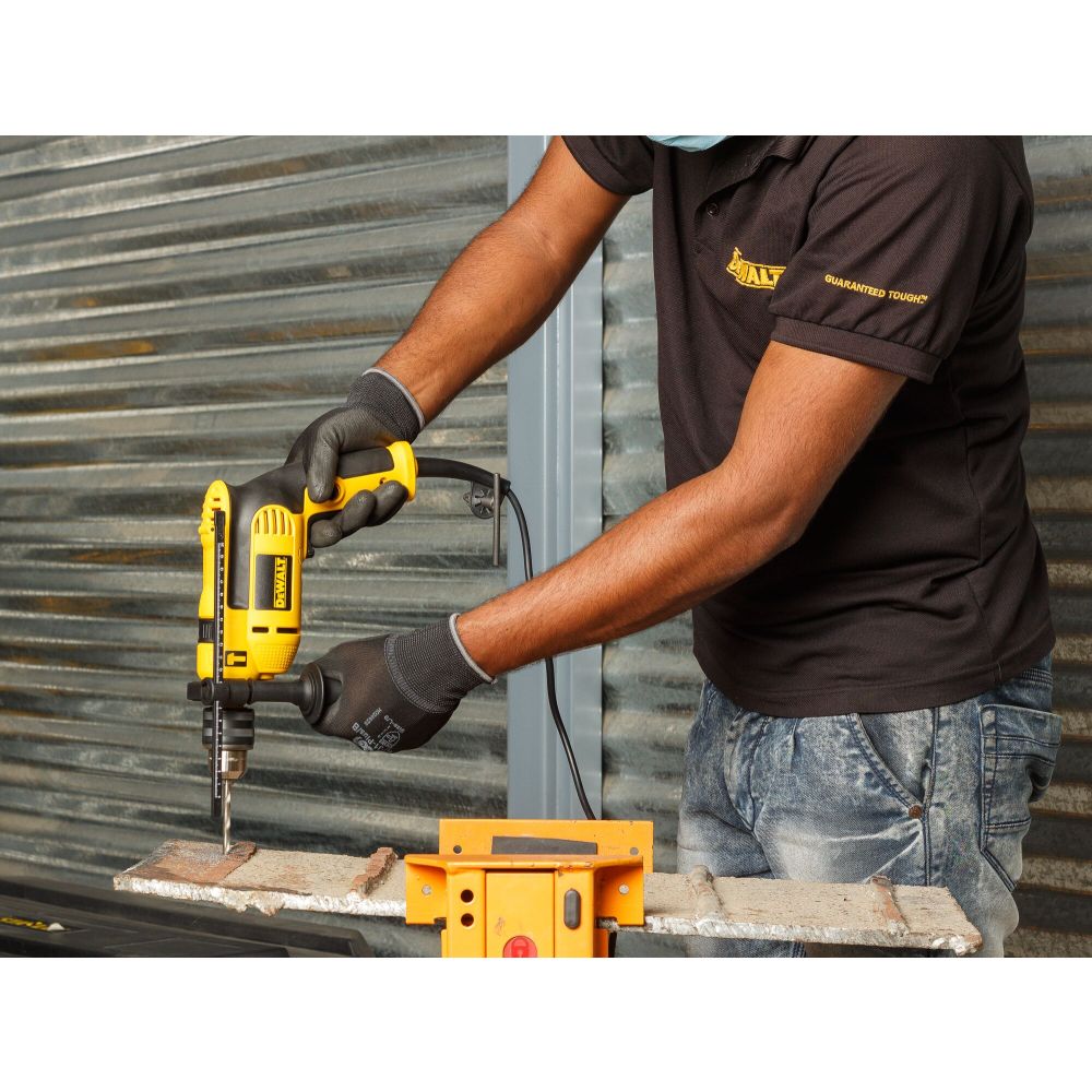 02400 DEWALT BUŠILICA UDARNA 701W DWD024